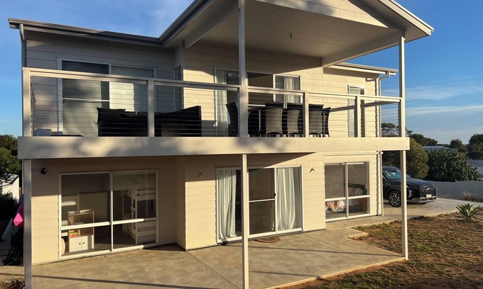 Alexandrina House | New 4BR house in Clayton Bay