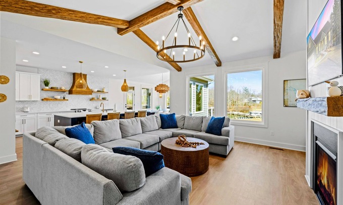 Mineral House | NEW 4BR Lakefront Lake Anna, Fire Pit, Pool, Beach