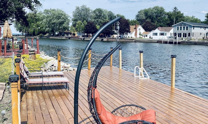 Bay City House | New! 4brm lodge with private dock