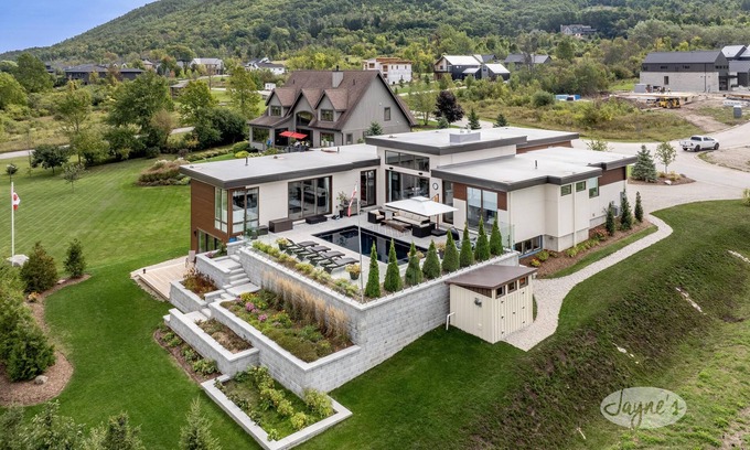 The Blue Mountains House | New 5 bed 5 bath home on the Escarpment.