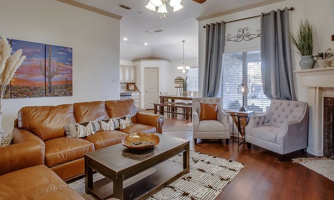 Lubbock House | *NEW* 5 Star Luxury Cozy Private Santa Fe Style w/ Jacuzzi Hot Tub