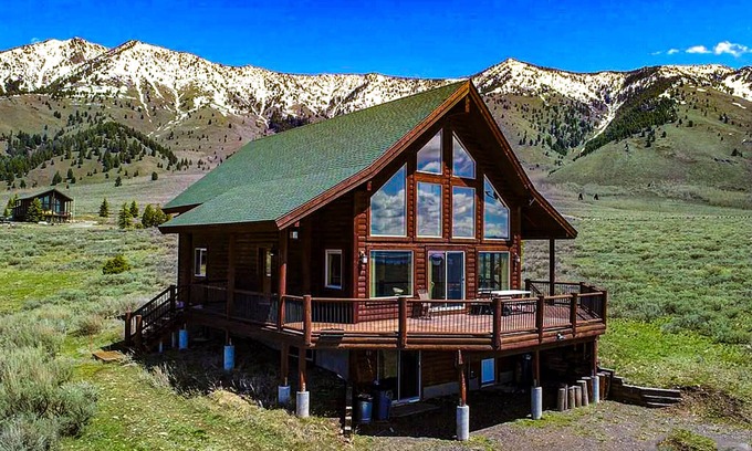 Island Park House | New, 5Br 3Ba Log Home Minutes From Yellowstone Park.