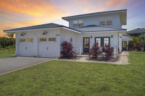Poipu House | NEW 5BR Farmhouse Estate - AC Pool Gym Pickleball