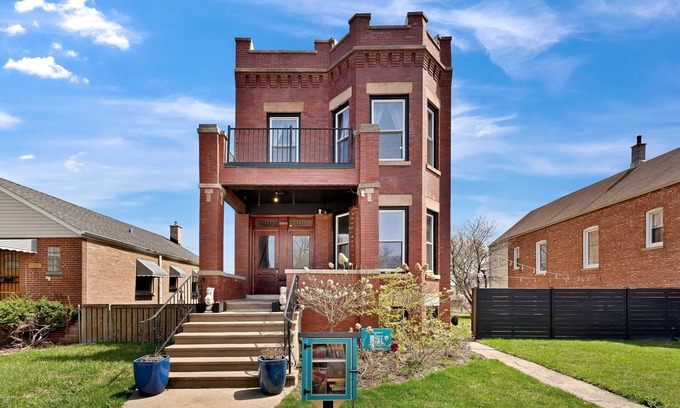 Berwyn House | NEW! 6 Bed Whole House in Chicagolands Trendy Berwyn by AllSet Turnover