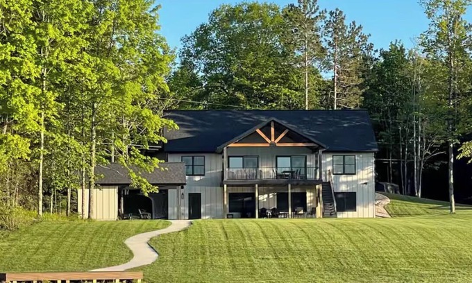 Loretto House | New 6 bedroom Lake Front Home- Theatre Room- Poker - FirePit- Kayak/Paddleboards