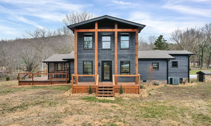 Chickamauga Lake House | NEW 6 Bedrooms - Two houses and a pavillion on Chickamauga Lake with new dockn