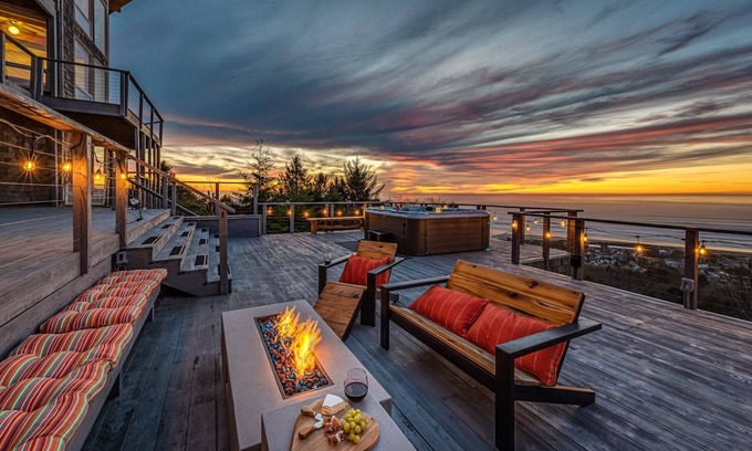 Rockaway Beach House | NEW 6400 SQFT BEACH MANSION, Ocean Views, Deck, Hot Tub, 3 Mins to Beach, Slp 25