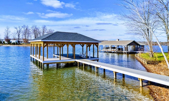 Bumpass House | NEW 6BR Lakefront Lake Anna Cove, Dock, Deck, Fun!