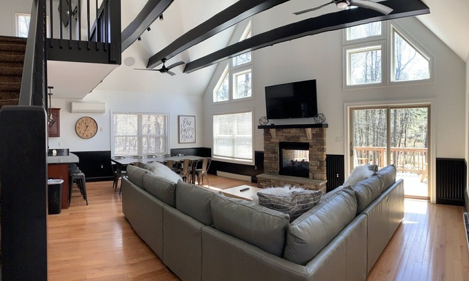 Lake Harmony Estates House | New! 6BR w/Hot Tub/Game Room/Fire Pit/Free linens/Bubble Hockey