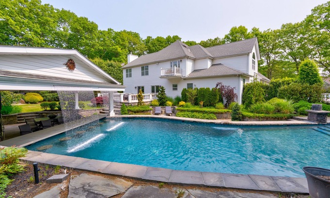 Eastport House | NEW 7 Bedrm House-Pool, Swim-Up Bar, Grill, Pool Table, Fitness and play room