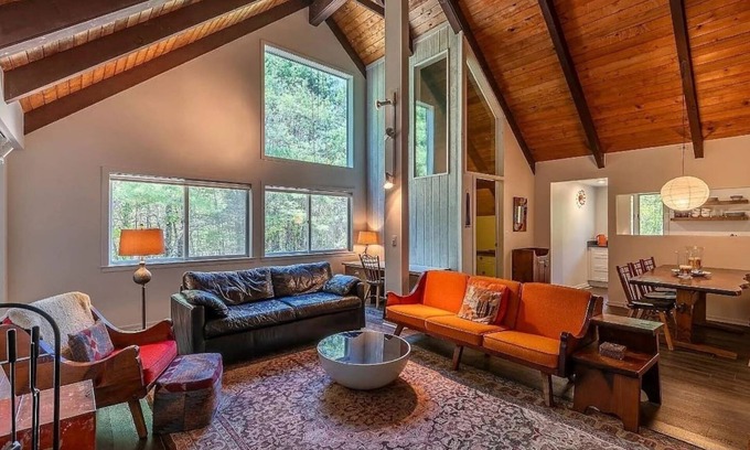 Jamaica Ski Chalet | New! 7 min to Stratton access road, Hiking, HotTub Sauna EV