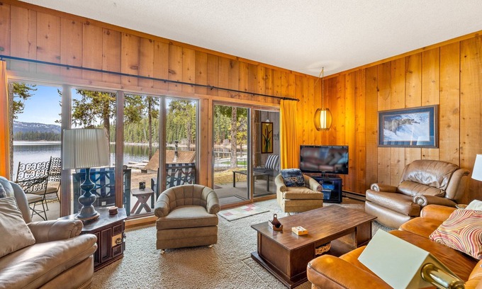 McCall House | New* 70s Lakefront condo in Tamarack Bay with dock, pool, beach