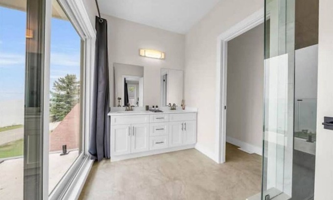 Selkirk House | NEW 797 Lakeshore rd Paradise