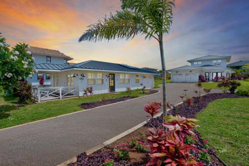 Poipu House | NEW - 7BD Farmhouse Estate - AC Pool Slide Gym Pickleball