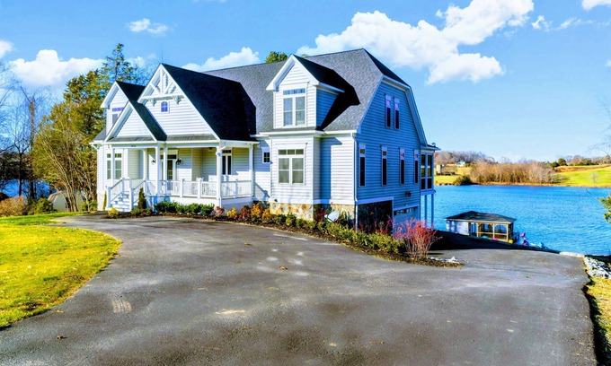 Livingston House | NEW 7BR Lakefront Lake Anna, Dock, Beach, Deck