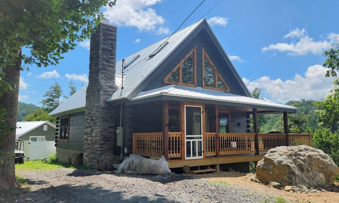 Bakersville Cabin | New 8/25 3-bdrm NC mountain cabin with million dollar view & N. Toe River access
