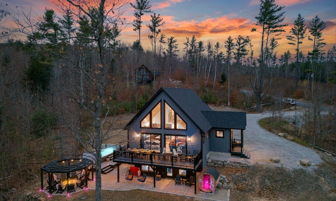 Bethel House | New A-Frame Chalet - Mountain Views-Sleeps 14 w/SwimSpa-Firepit-Sauna-DogsOK