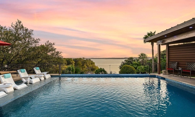 Comanche Trail House | NEW Above Palms I Pool&Spa I Views I Lake Travis I Family Fun I Services