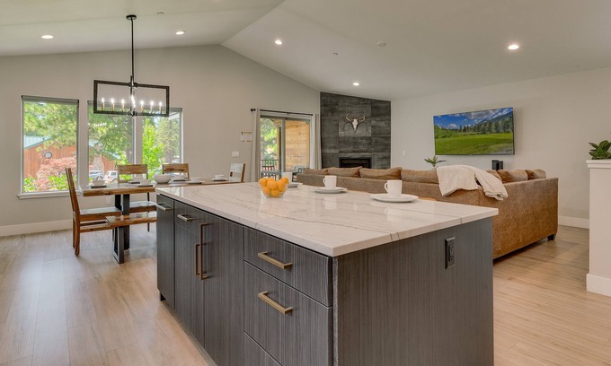 Y Area House | NEW! AC, Hot Tub, Grill, Newly Built, Open Floor Plan, Wifi, 4 of 6 – Emerald Bay Retreat