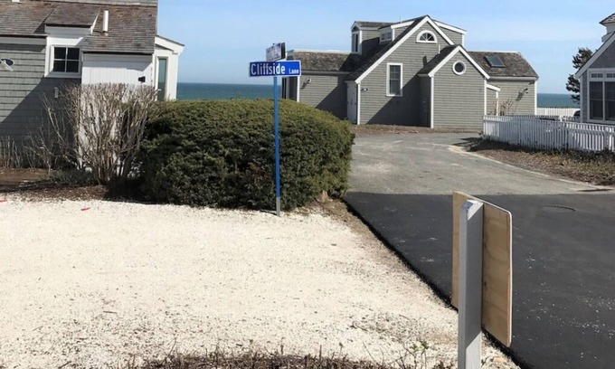 Mashpee House | New ACs, new paint, new linens and towels!Prime spot, right on the beach path!