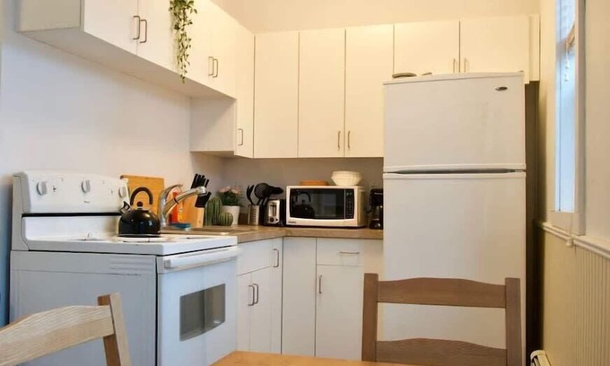 Moose Jaw Apartment | NEW Affordable Studio, perfect for work travellers, Smart TV, Parking, WiFi
