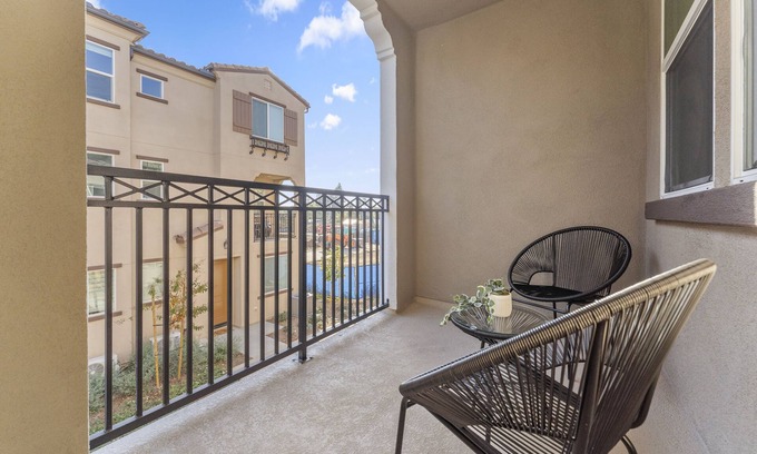 Southwest Anaheim Apartment | NEW Amazing four bedroom home, central to Disneyland & Knotts Berry Farm!