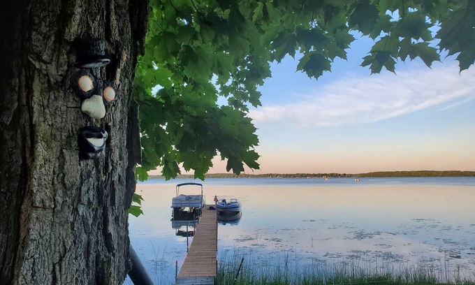 Cumberland Beach Cottage | New and Cozy Lakefront cottage under 1.5hr North of Toronto. Kid-Friendlyn