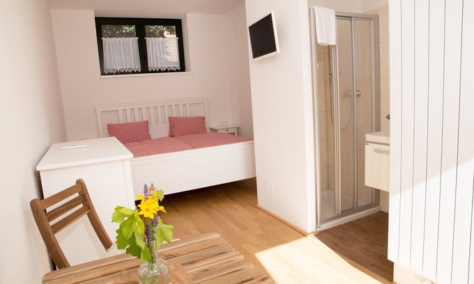 Grub an der March Apartment | New apartment in an oasis of wellbeing with a private courtyard and sun terrace.