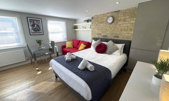 Cambridge Apartment | New Apartment Central Cambridge CB1 King-size bed