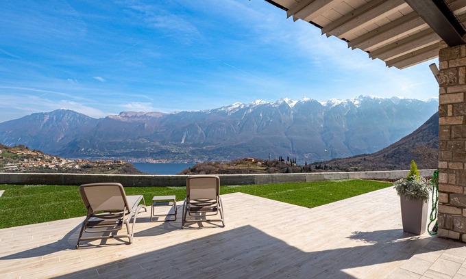 Tignale Apartment | New apartment in small reality with large terrace overlooking Lake Garda/Monti