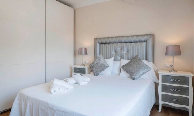 Bailen-Miraflores Apartment | New apartment overlooking the 6 person cathedral