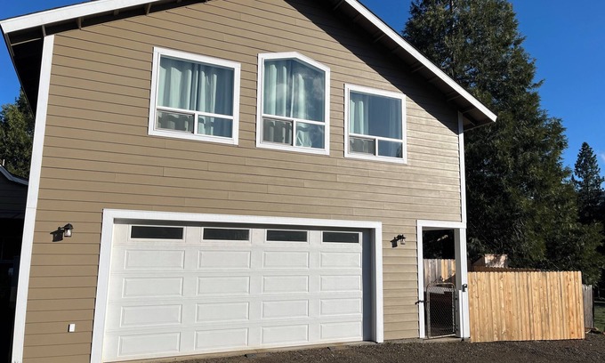 Mount Shasta Apartment | New apartment with hot tub close to everything outdoors