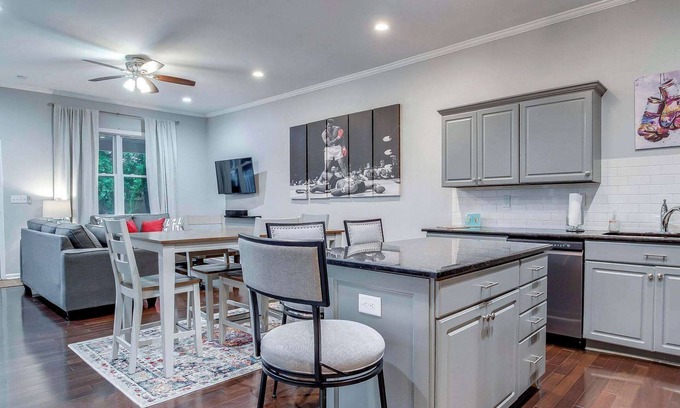Highlands House | New! - At Home in the Highlands 4br/2ba Walkable!