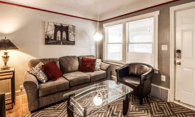 Pontiac House | NEW! AutoManiac spot in the heart of Pontiac/3 beds 2 baths