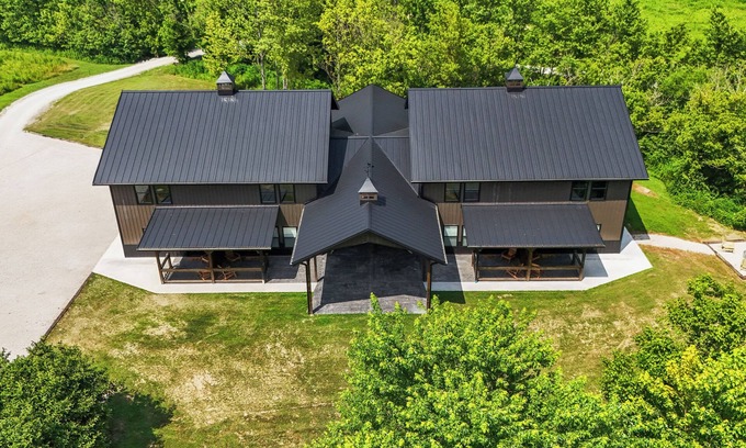 Stanton House | New Barndominium/Sleeps 24/4 Kitchens/4 Hot Tubs/4 Firepits