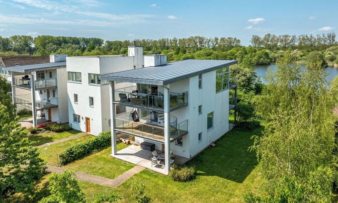 Malmesbury House | *NEW* Bauhinia House: Spa Access and Lakeside Home