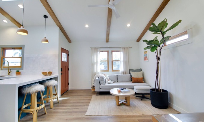 Eastside House | New Beach Bungalow 5 min from beach and restaurants + Hot Tub!