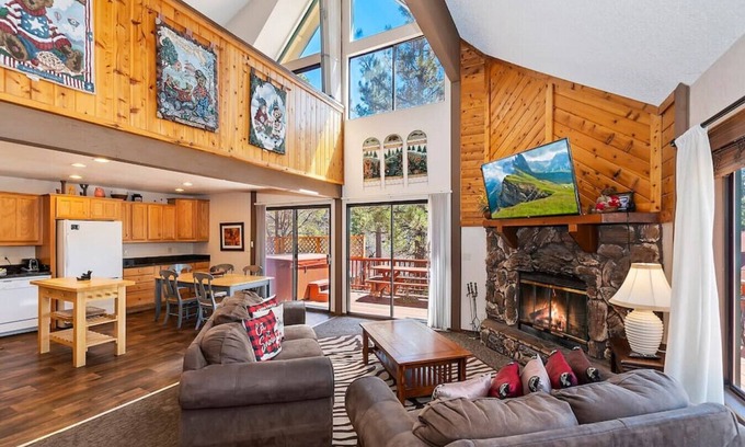 Upper Moonridge Cottage | New Bear Canyon · Beautiful 3 BR with Great View & Lots of Amenities