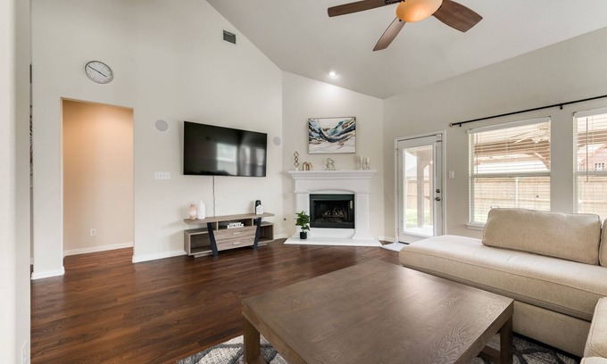 Tarrant County House | New, beautiful 5 BR, 10 beds, near AT&T Stad,Joe Pool, Sixflag, and pet friendly