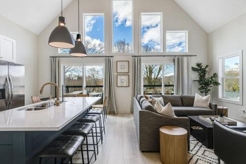 Kenilworth House | New Beautiful Home with Mtn Views, 2 Decks, Walk to Biltmore Village