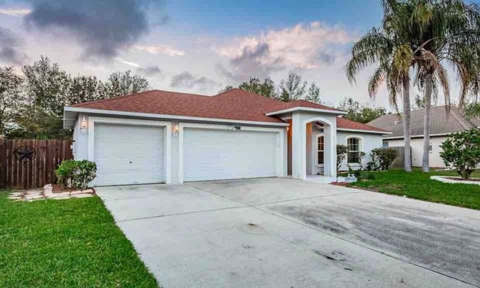 Riverview House | NEW Beautiful Modern 4 bed/ 2bath pool home!
