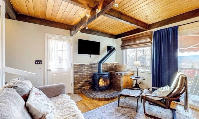 Whitefield House | NEW! Beautiful mountain view, big deck, grill, fireplace, firepit - 3BD/1.5BA