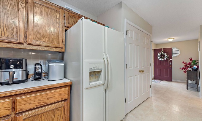 Gladstone House | NEW! Beautiful Townhome 11 minutes to Downtown
