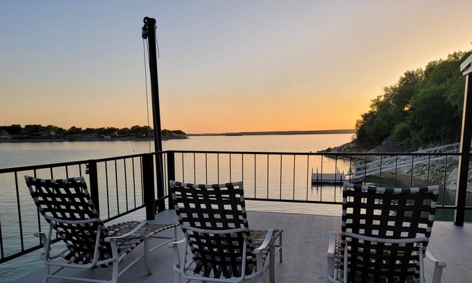Bridgeport House | New! Best Location! Spectacular Views Dock Arcade