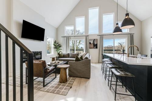 Kenilworth House | New Biltmore Village 5 Bedroom Home, 2 Decks, Mtn Views