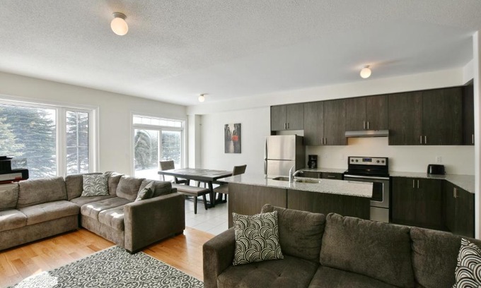 The Blue Mountains House | New Blue Mountain Village Snowbridge Executive Townhome Sleeps 10 with Outdoor Pool and Shuttle