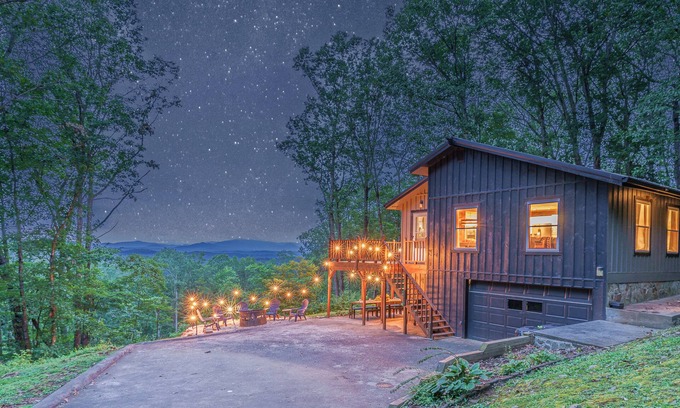 Blue Ridge Cabin | NEW Blue Ridge Cabin! King Bed, Views, Hot Tub, Fire Pit! Weeknight Specials