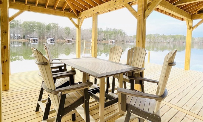 Littleton Cottage | NEW BOATHOUSE! 5Br + Flat 1 Acre Lakefront + Kayaks + Shuffleboard + Firepit