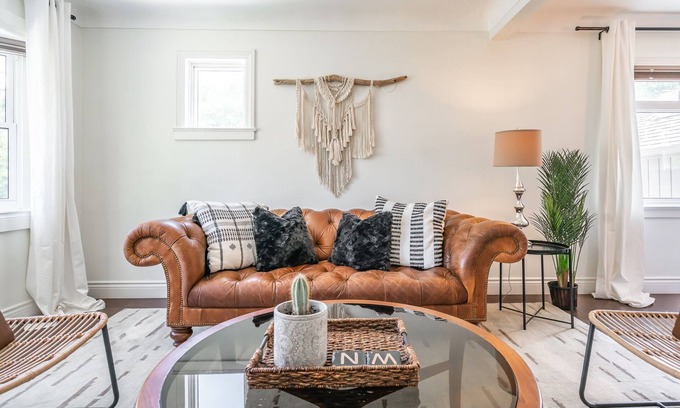 Niagara-on-the-Lake House | NEW! Boho Inspired Niagara Wine Country Private Home for 2