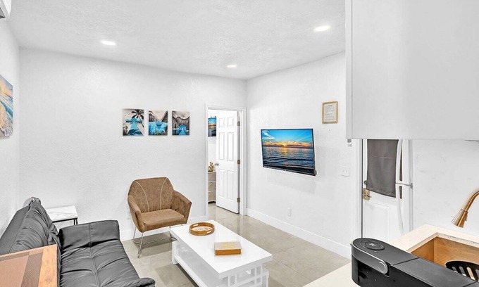 Hallandale Beach House | NEW Boutique One Bedroom Close to Aventura Mall & Beach